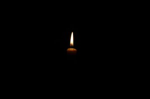 Candle-in-dark2
